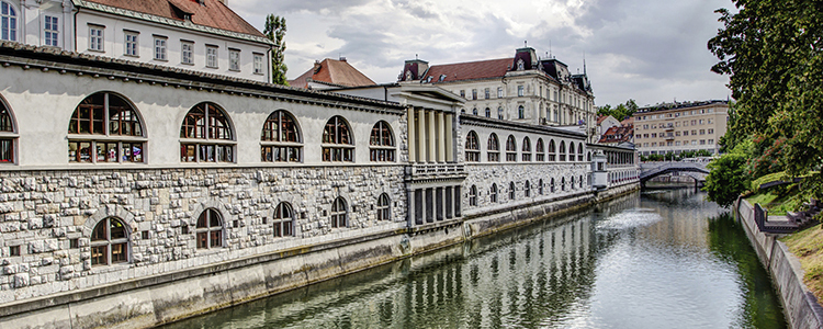 de_0002_slovenia - Central Market in Ljubljana overlooking the canal, Slovenia