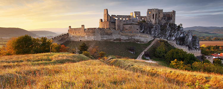 de_0005_slovakia - Ruin of Beckov Castle in Slovakia