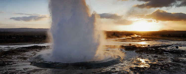 de_0051_Iceland - Strokkur Geyser at sunset in winter, Geysir National Park, Iceland