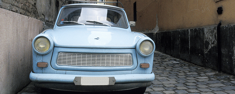 de_0056_hungary - old car in alley
