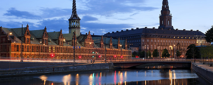 de_0074_denmark - Night view on Christiansborg Palace in Copenhagen