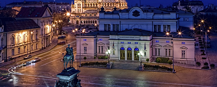 de_0087_bulgaria - Sofia centre by night, Parliament Sq.