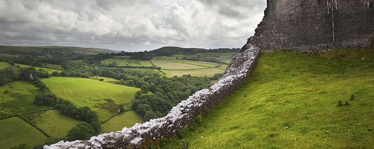 de_0096_wales - Ruined medieval castle landscape with dramatic sky